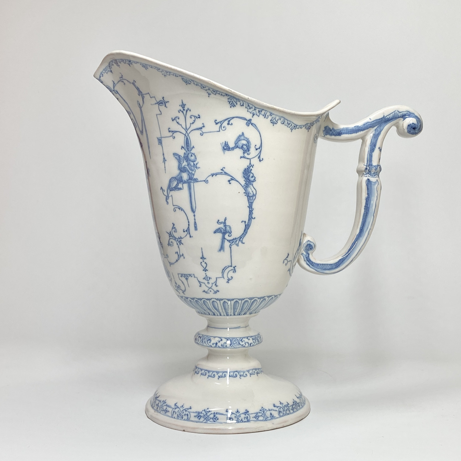Montpellier - Ewer with Bérain decoration - Fabrique Ollivier - Beginning of the eighteenth century