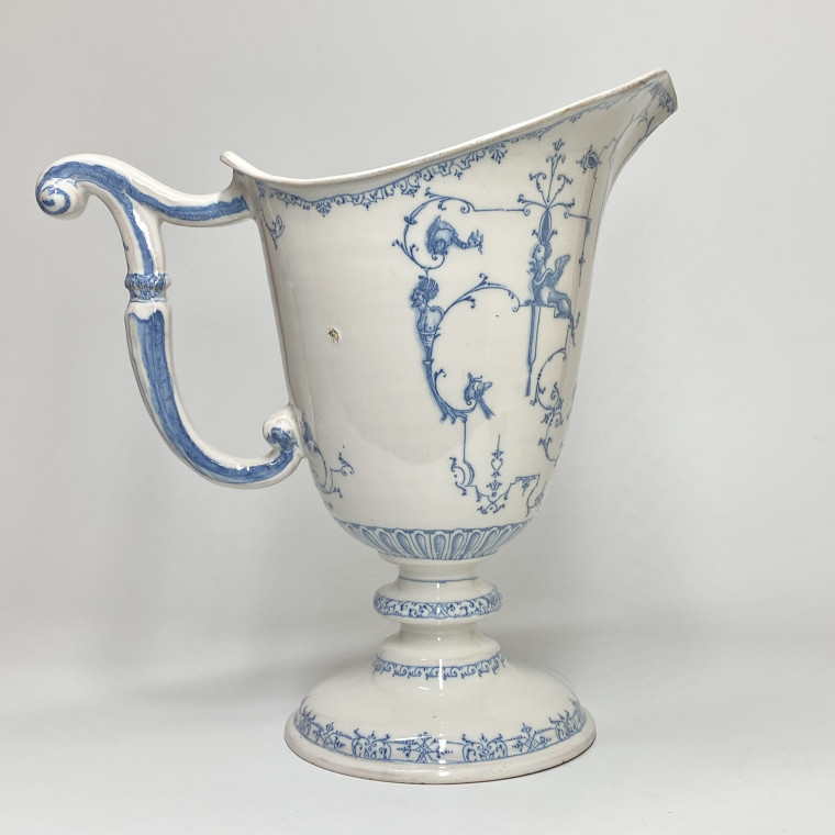 Montpellier - Ewer with Bérain decoration - Fabrique Ollivier - Beginning of the eighteenth century
