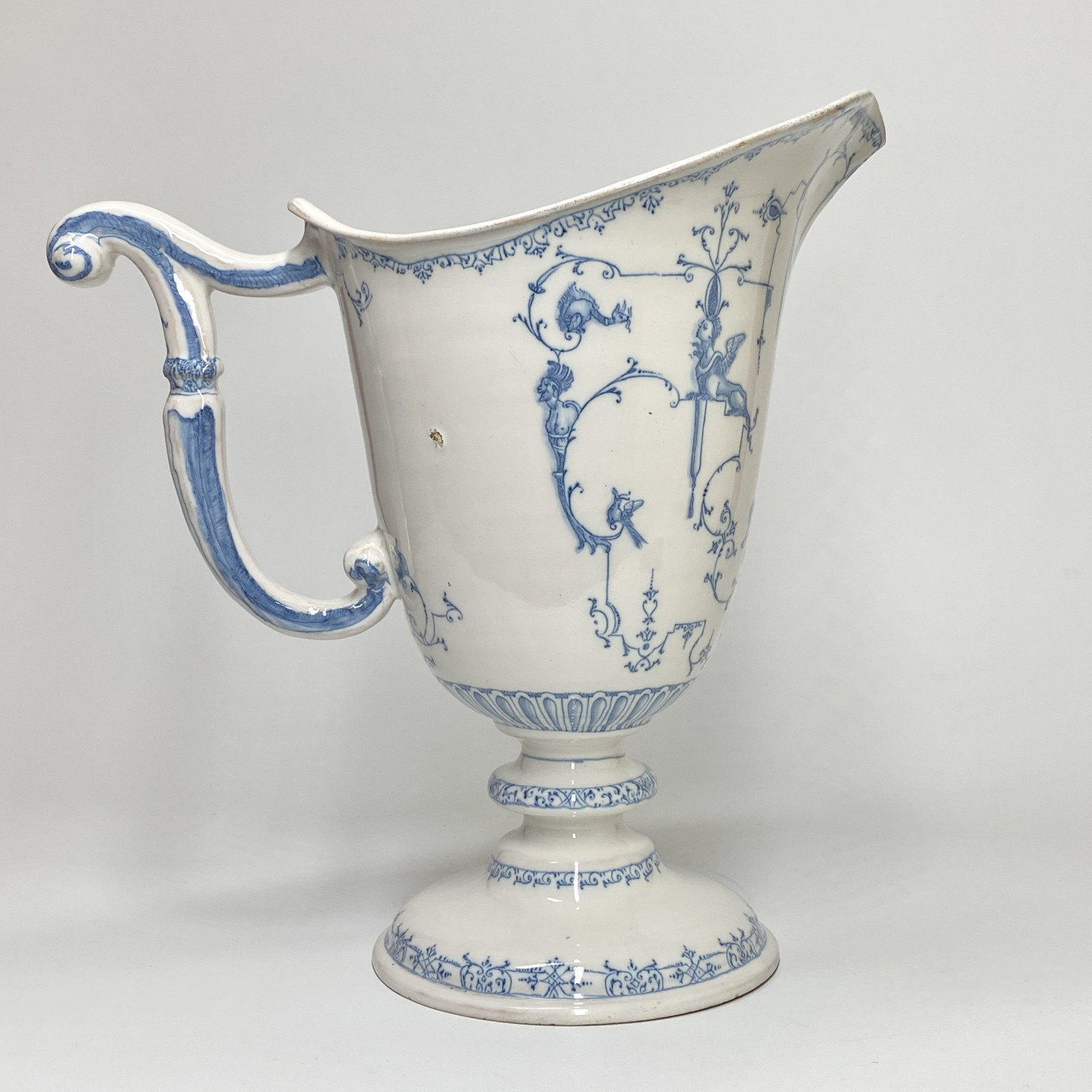 Montpellier - Ewer with Bérain decoration - Fabrique Ollivier - Beginning of the eighteenth century