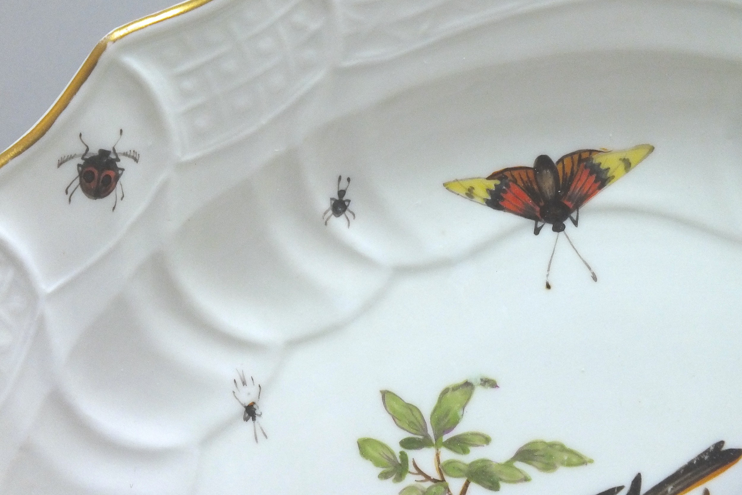 Meissen - Plat en porcelaine à décor d'oiseaux et d'insectes - XVIIIe Siècle