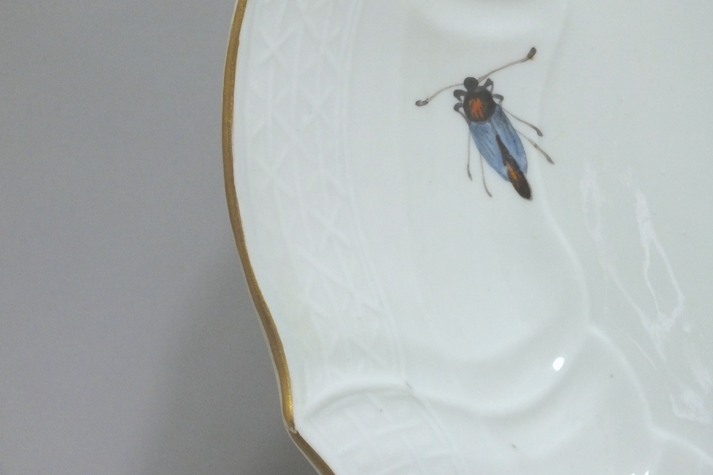 Meissen - Plat en porcelaine à décor d'oiseaux et d'insectes - XVIIIe Siècle