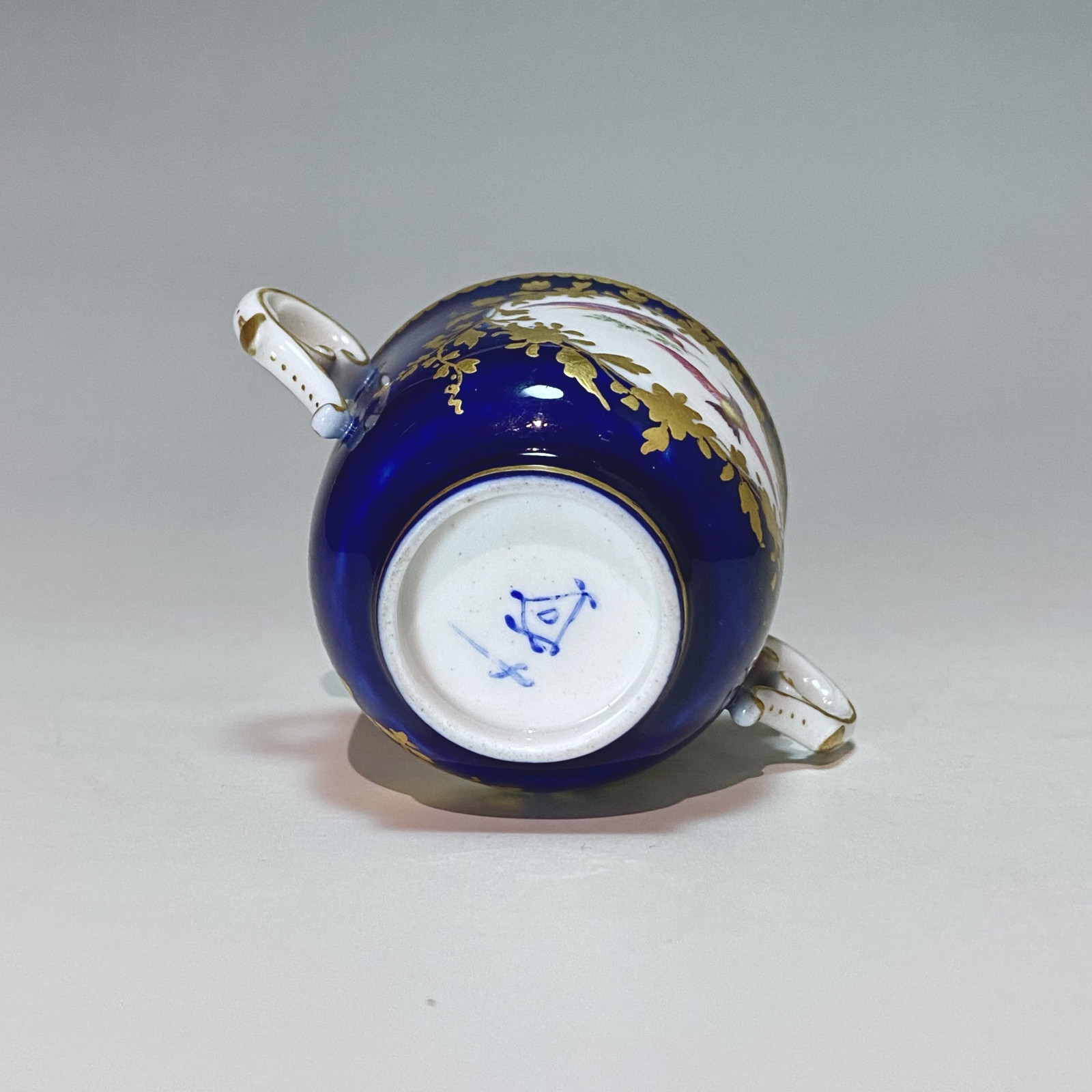 Vincennes-Sèvres - Tasse à toilette à décor d'oiseaux en vol - XVIIIe siècle