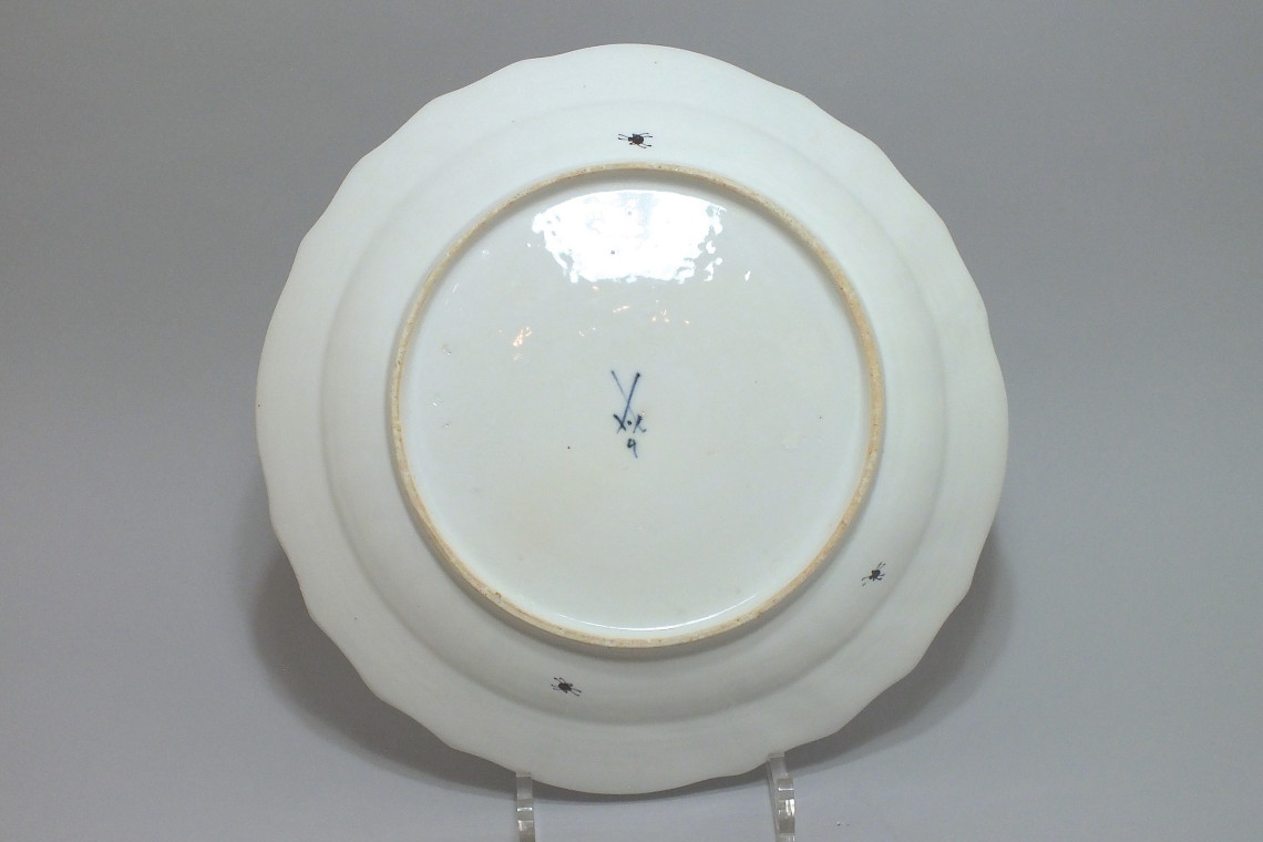 Meissen - Plat en porcelaine à décor d'oiseaux et d'insectes - XVIIIe Siècle