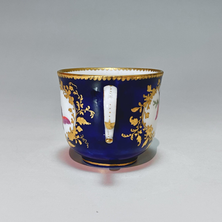 Vincennes-Sèvres - Toilet cup decorated with flying birds - Eighteenth century