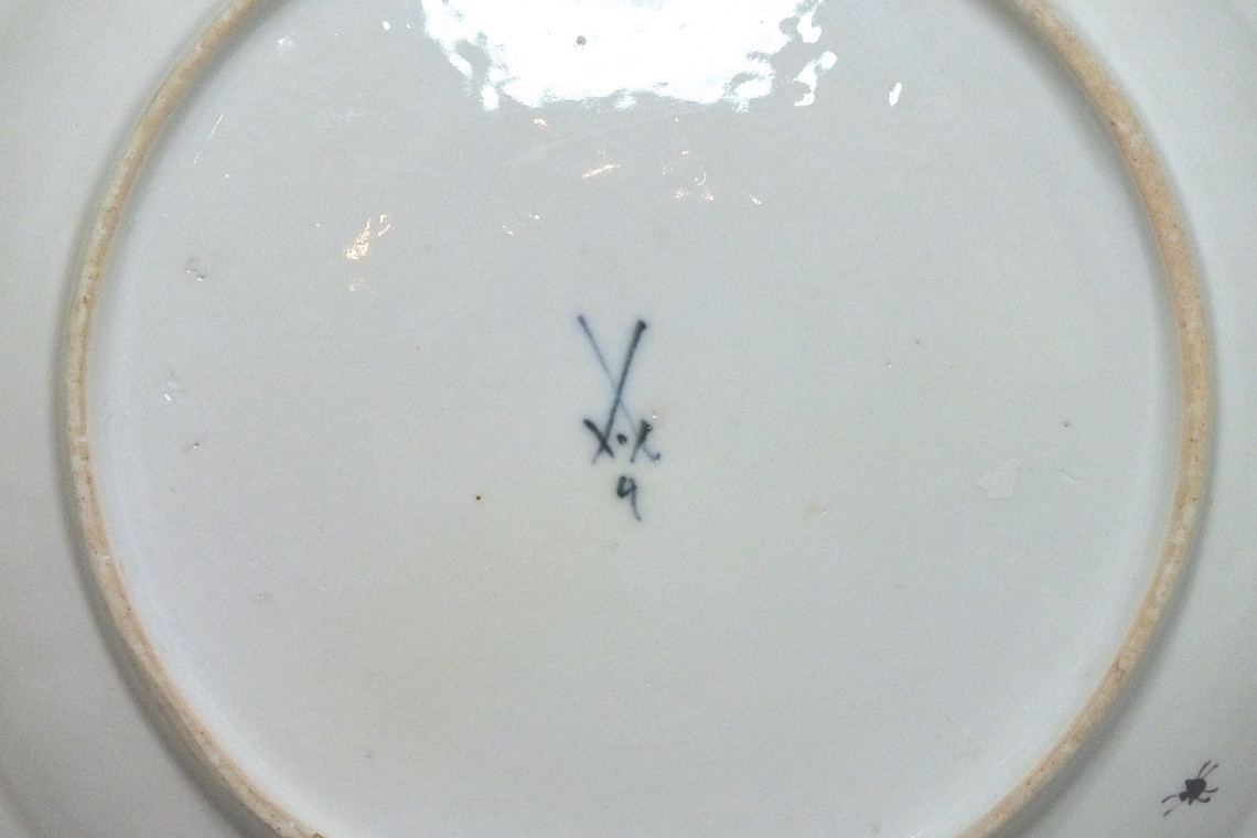 Meissen - Plat en porcelaine à décor d'oiseaux et d'insectes - XVIIIe Siècle