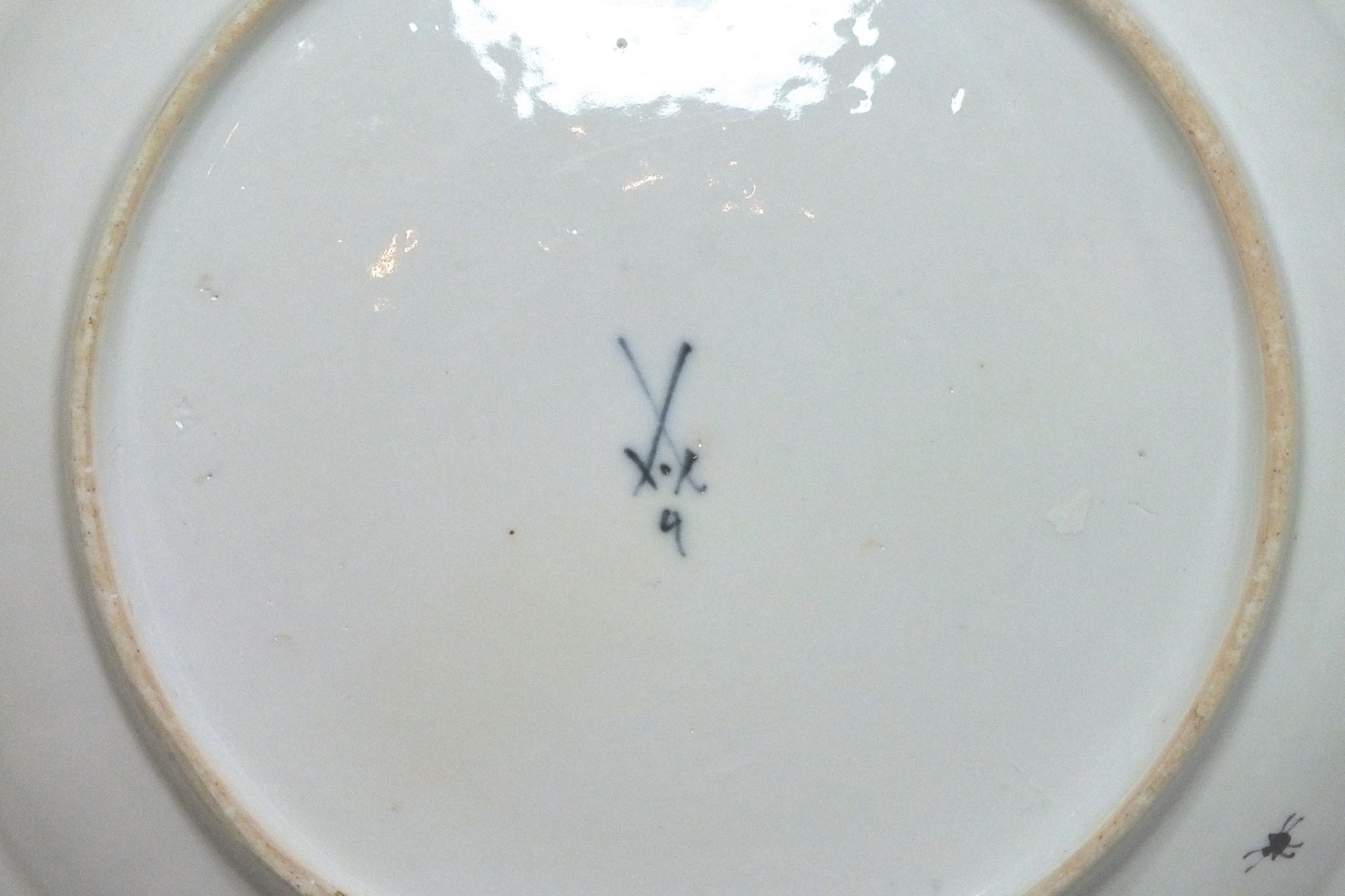 Meissen - Plat en porcelaine à décor d'oiseaux et d'insectes - XVIIIe Siècle