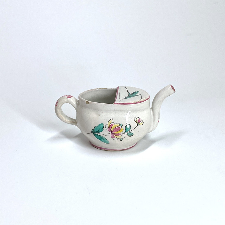 Moustiers - Canard de malade à décor d’une sauterelle - XVIIIe siècle