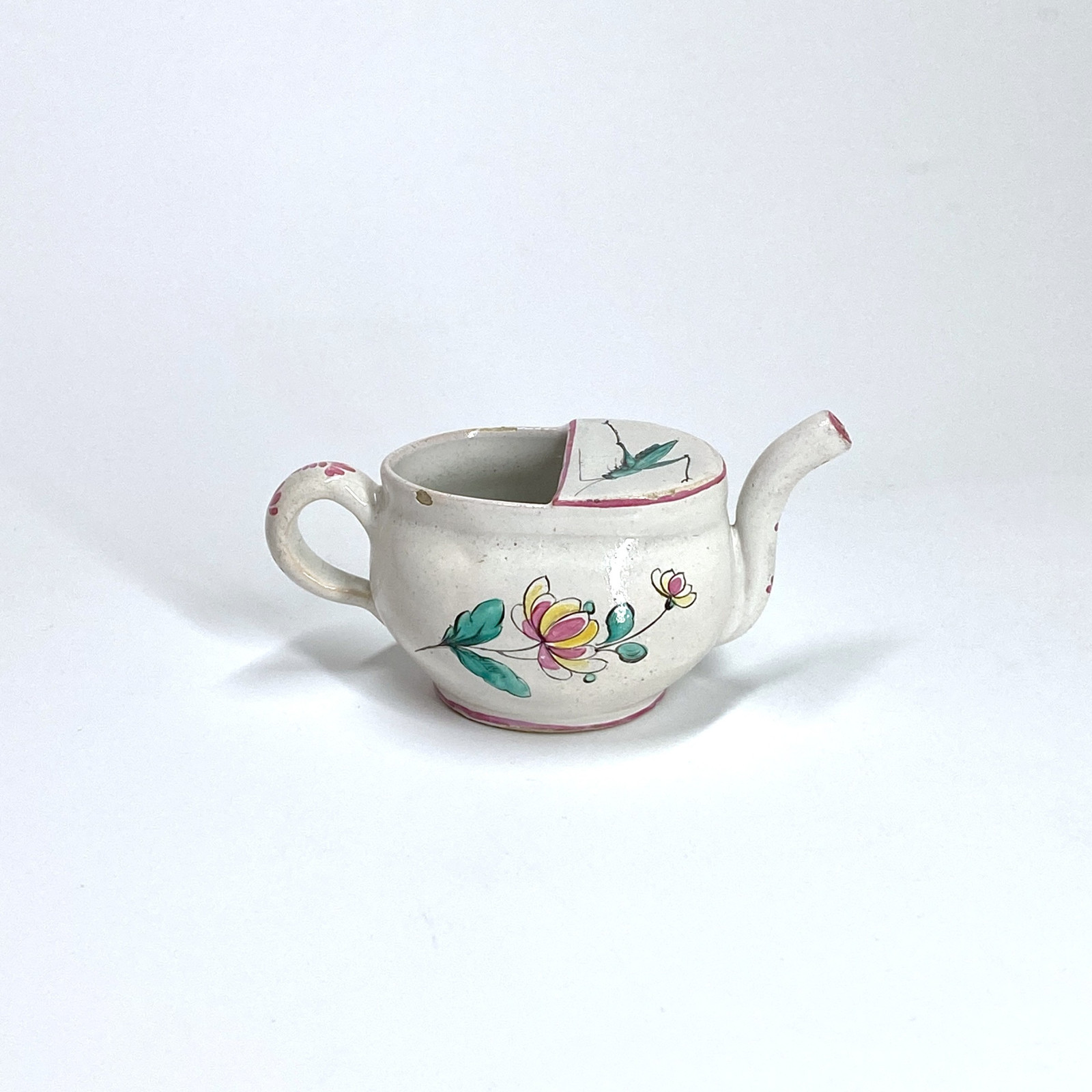 Moustiers - Canard de malade à décor d’une sauterelle - XVIIIe siècle