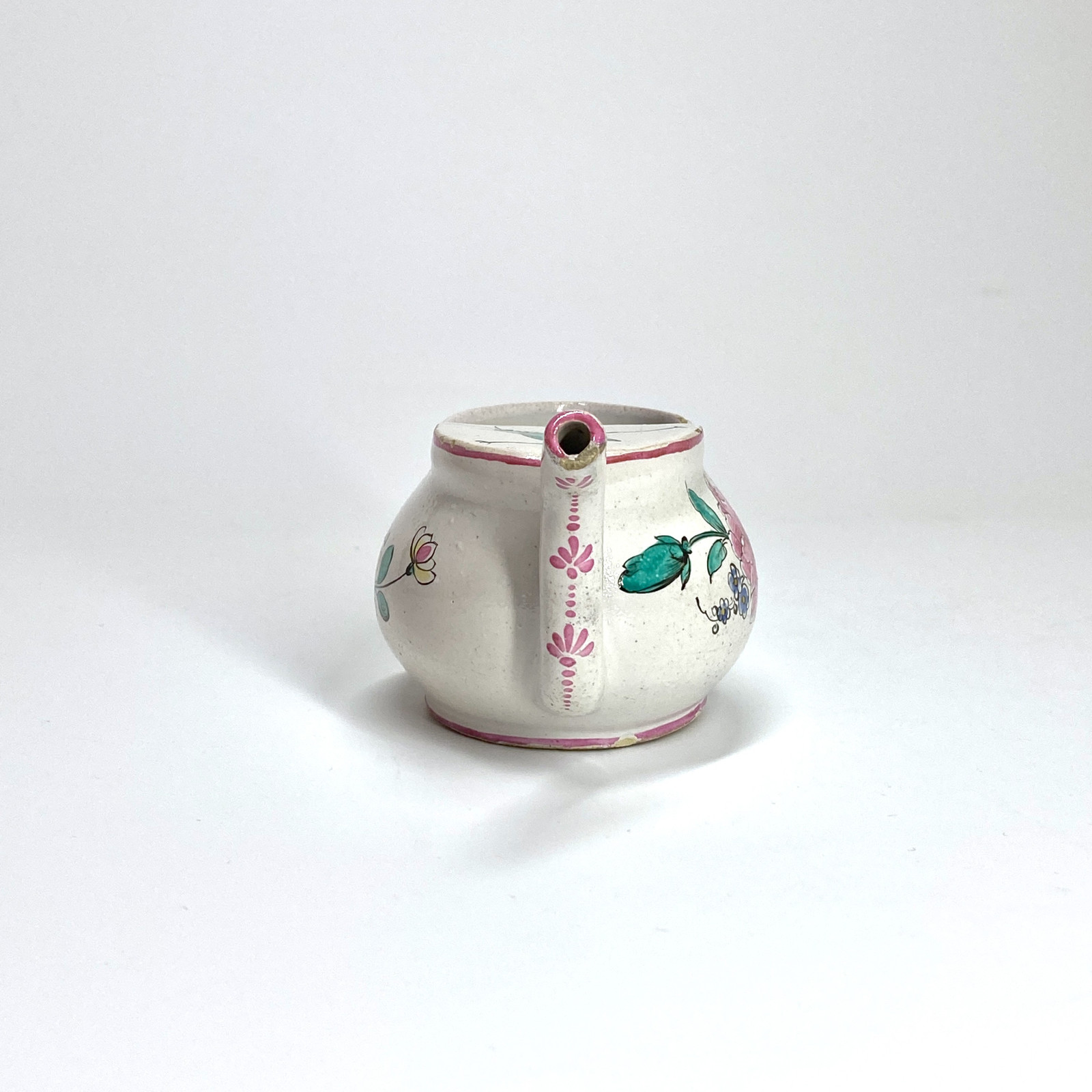 Moustiers - Canard de malade à décor d’une sauterelle - XVIIIe siècle