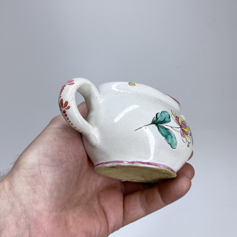 Moustiers - Canard de malade à décor d’une sauterelle - XVIIIe siècle