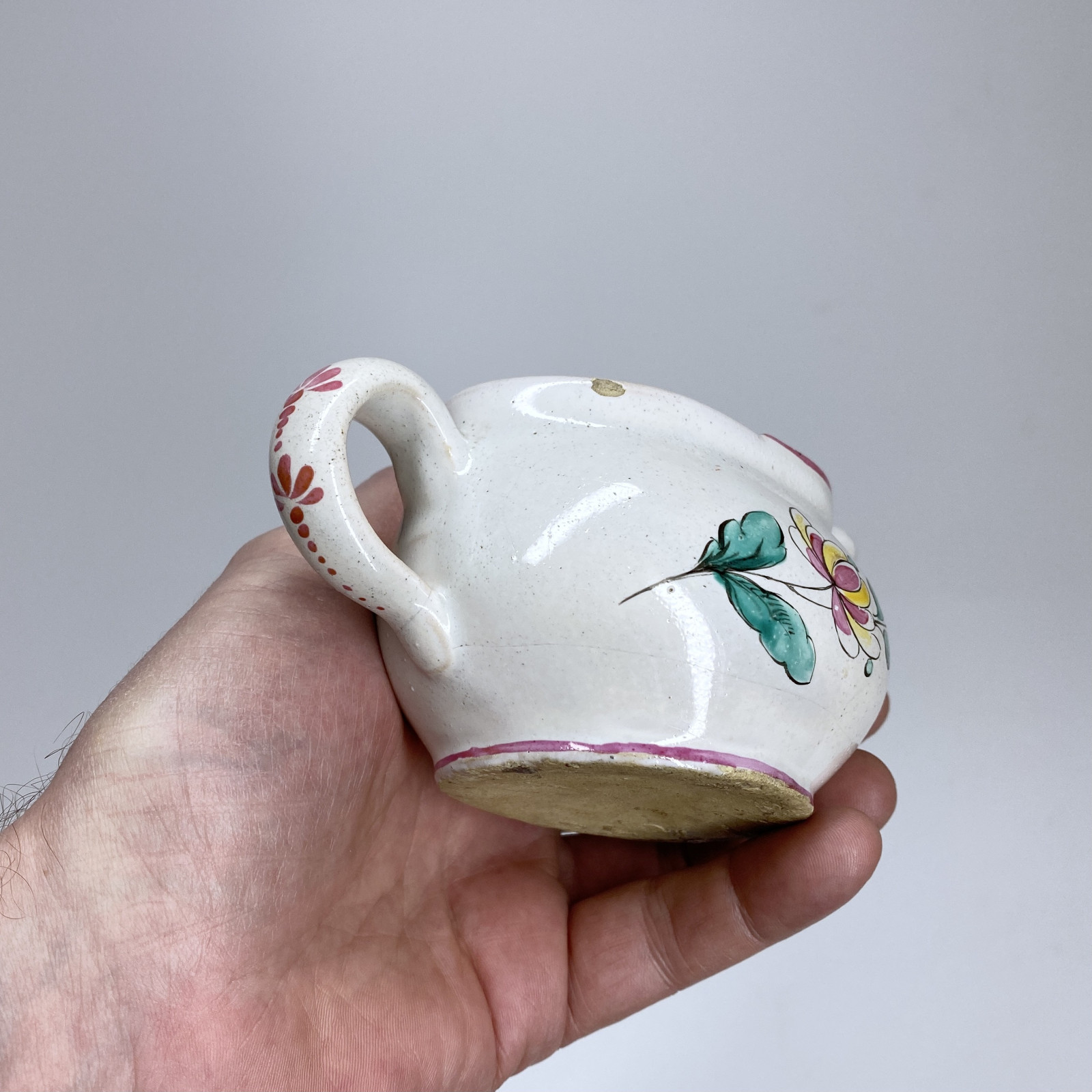 Moustiers - Canard de malade à décor d’une sauterelle - XVIIIe siècle