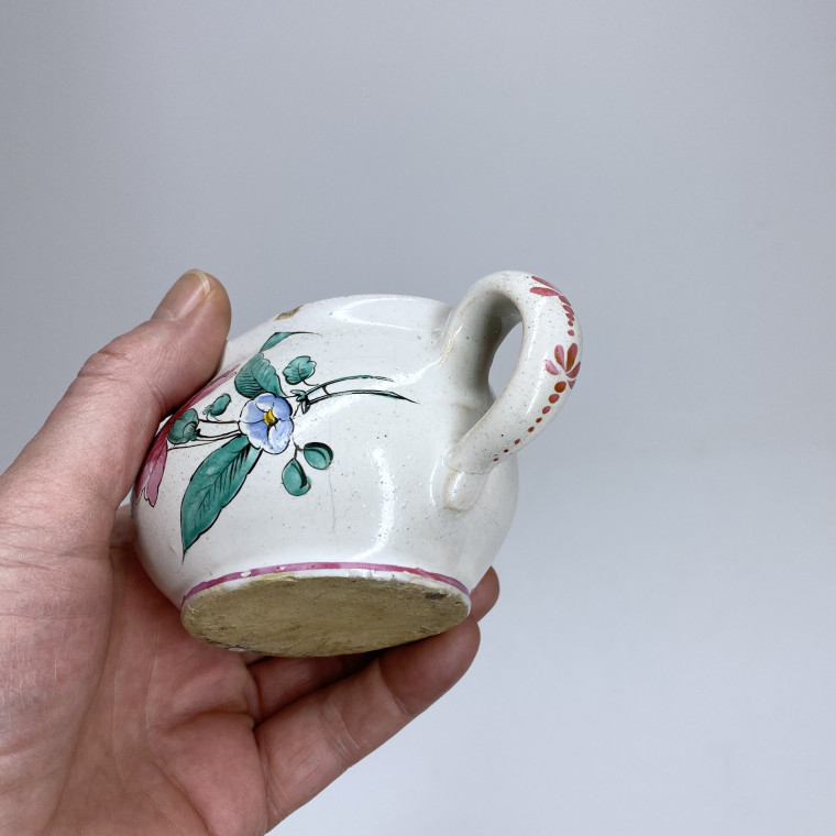 Moustiers - Canard de malade à décor d’une sauterelle - XVIIIe siècle