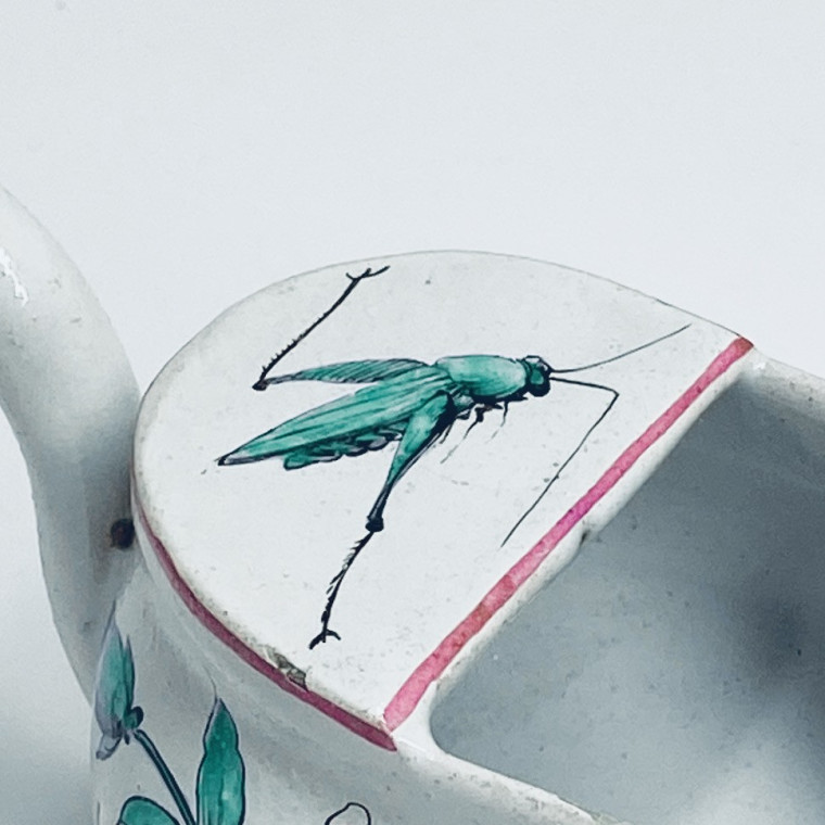 Moustiers - Canard de malade à décor d’une sauterelle - XVIIIe siècle