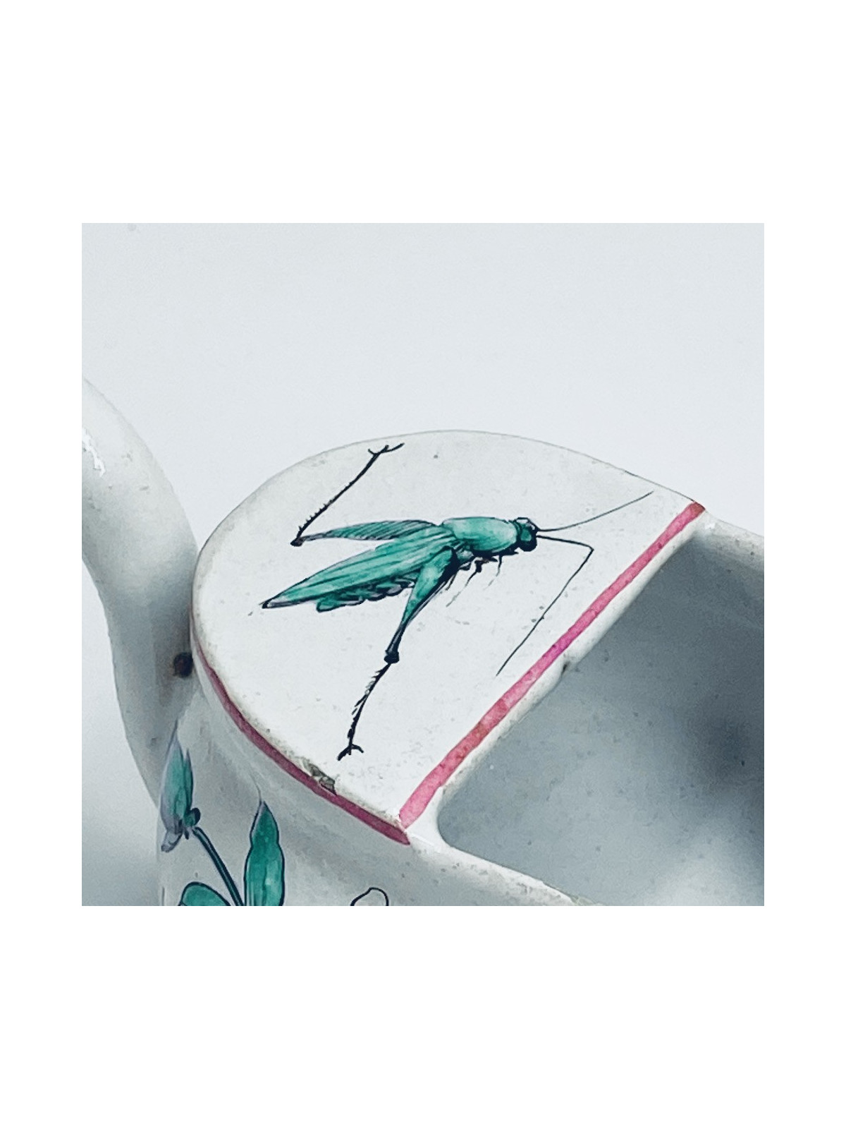 Moustiers - Canard de malade à décor d’une sauterelle - XVIIIe siècle