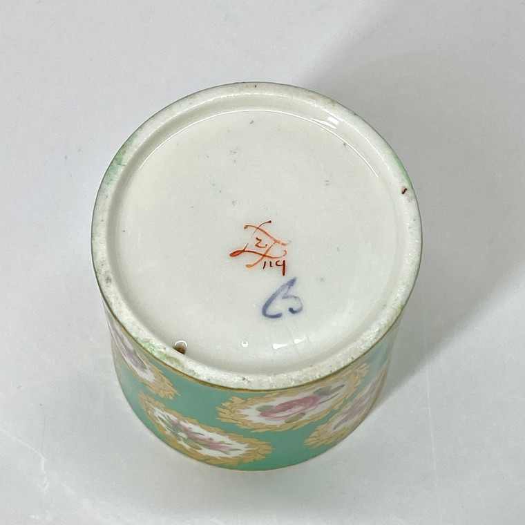 Sevres. Soft porcelain fard pot with green background - Eighteenth century