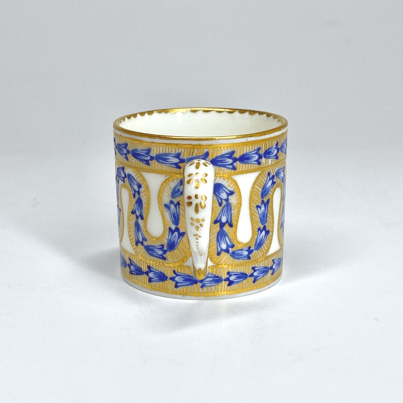 Sèvres - Tasse mignonnette de forme litron - XVIIIe siècle - vers 1770