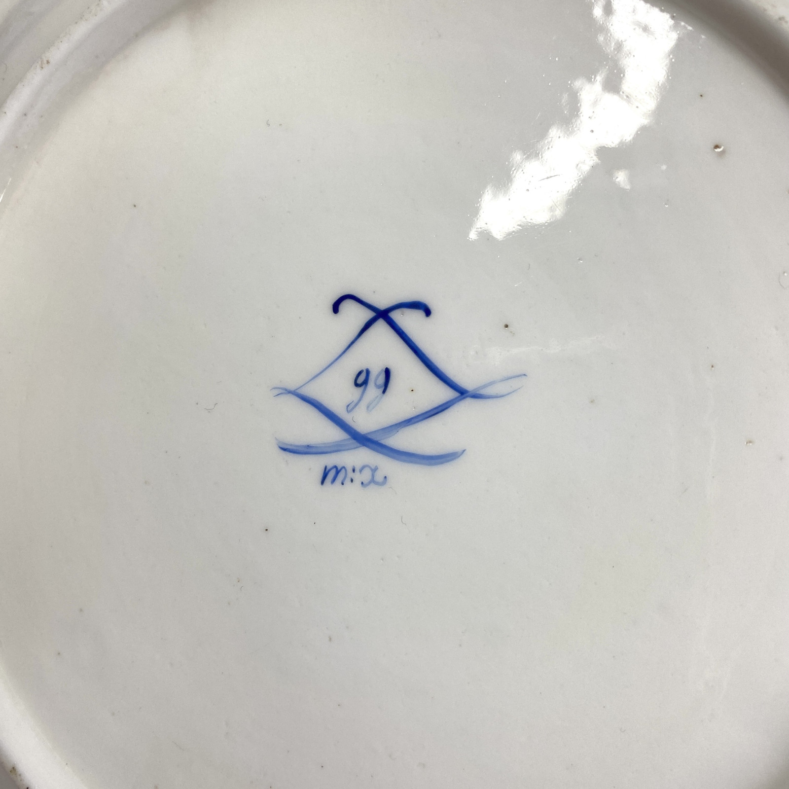 Sèvres - Assiette en porcelaine tendre décorée aux barbeaux - XVIIIe siècle