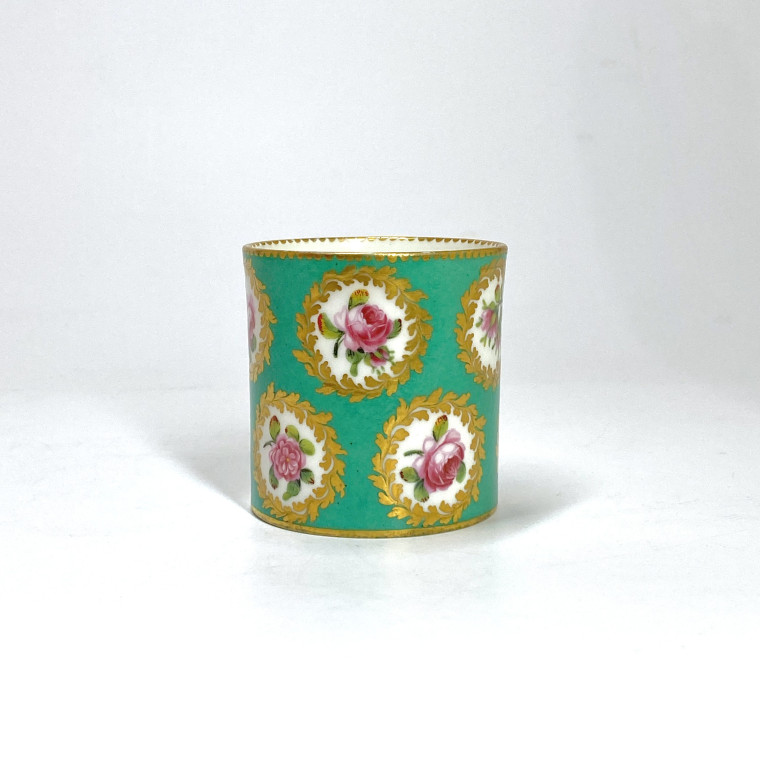 Sevres. Soft porcelain fard pot with green background - Eighteenth century