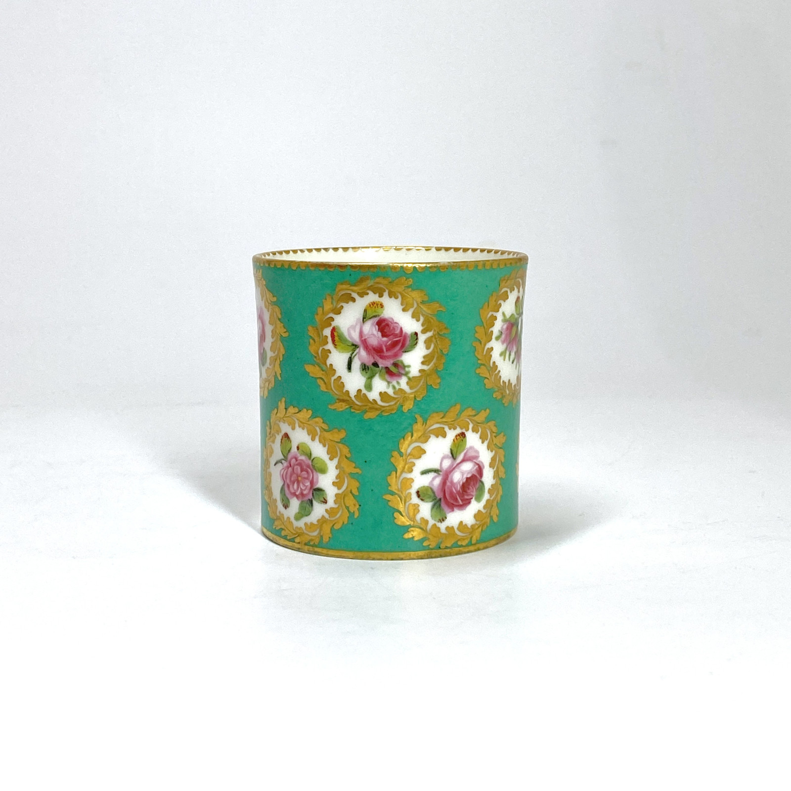 Sèvres. Pot à fard en porcelaine tendre à fond vert - XVIIIe siècle