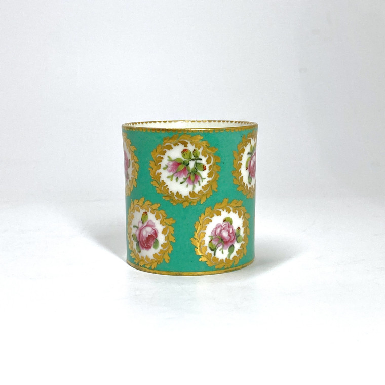 Sèvres. Pot à fard en porcelaine tendre à fond vert - XVIIIe siècle
