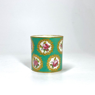 Sevres. Soft porcelain fard pot with green background - Eighteenth century