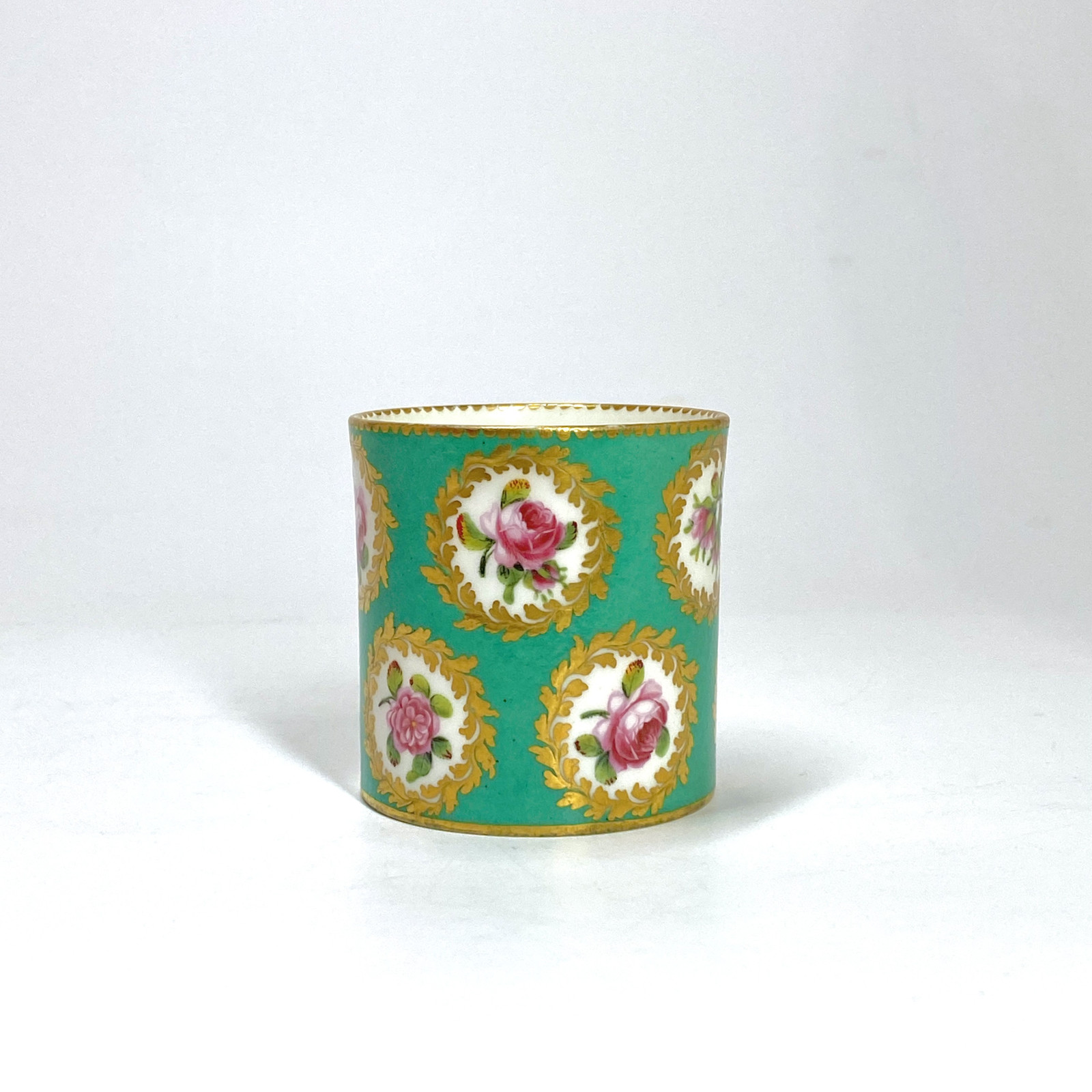 Sèvres. Pot à fard en porcelaine tendre à fond vert - XVIIIe siècle