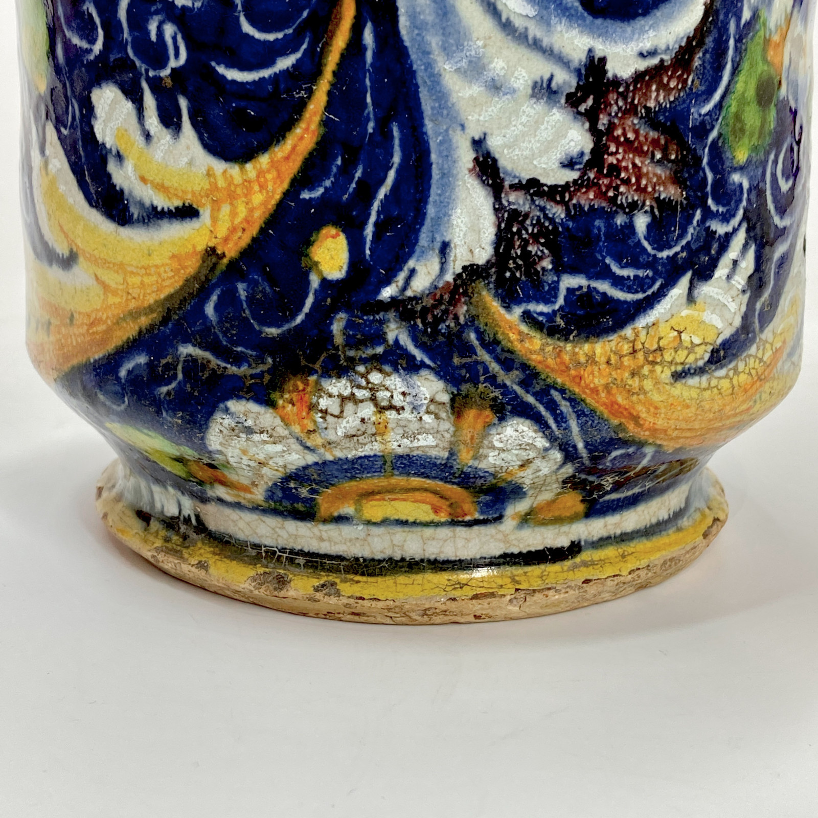 Slightly waisted albarello in Venetian majolica - Workshop of Maestro Domenico - Sixteenth century