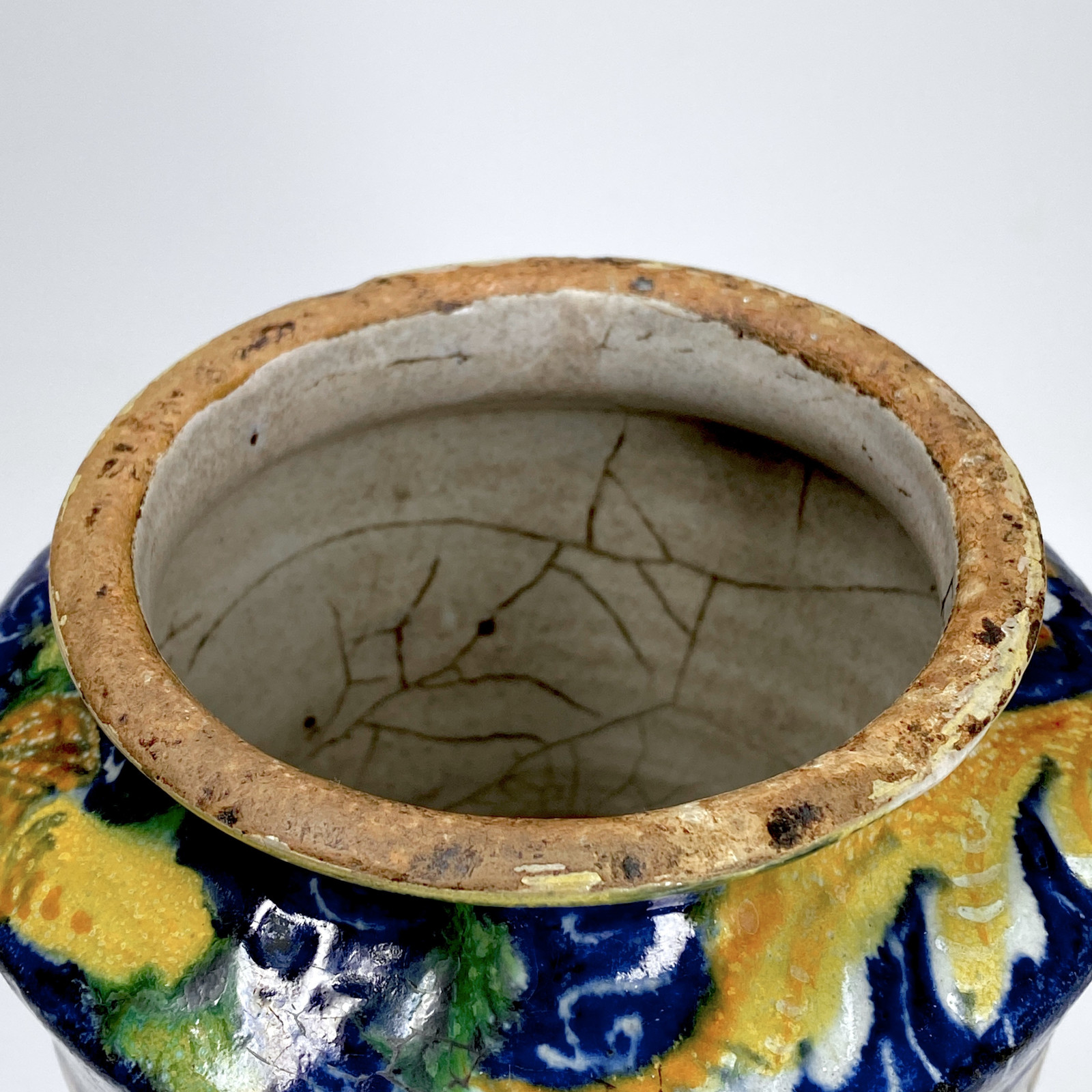 Slightly waisted albarello in Venetian majolica - Workshop of Maestro Domenico - Sixteenth century