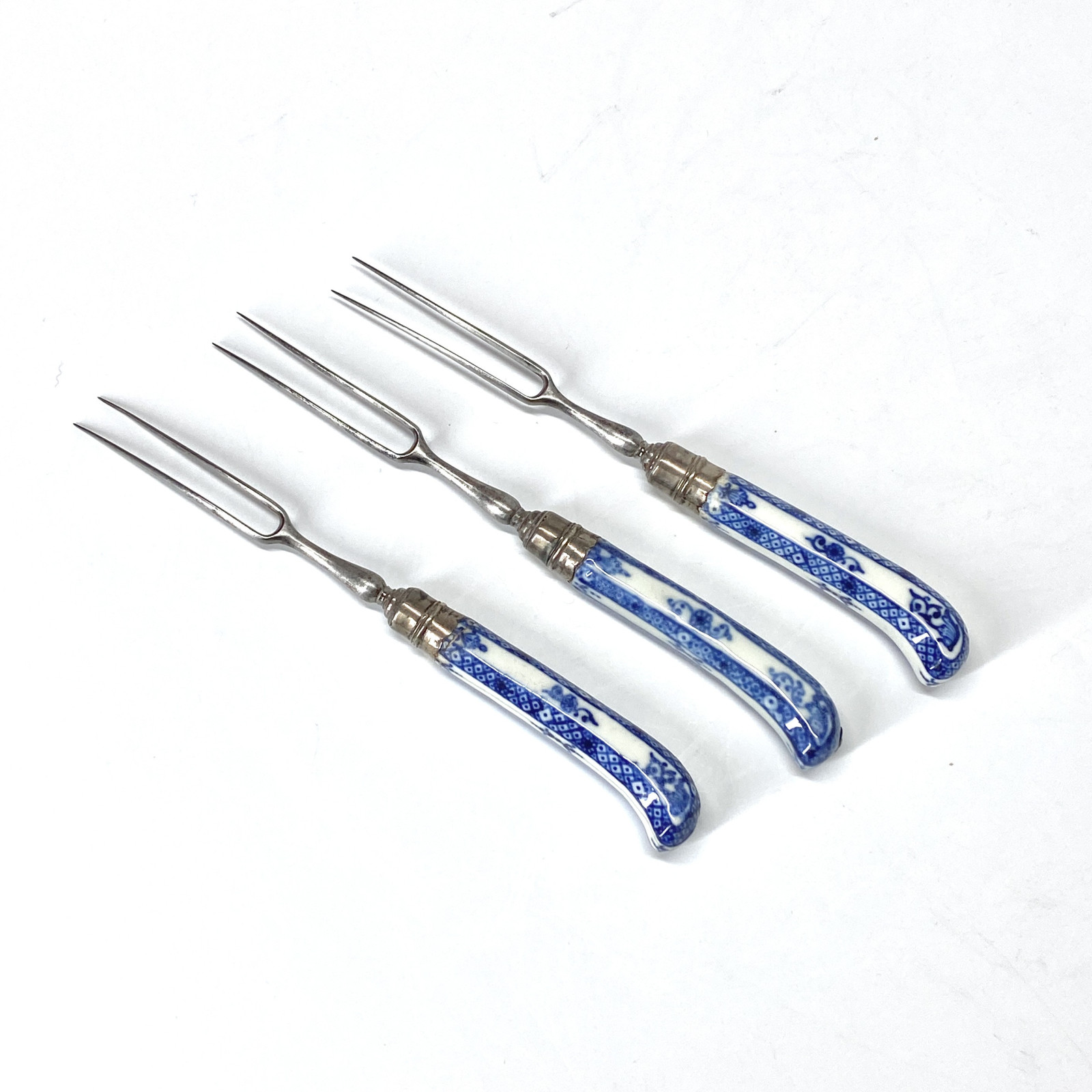 Trois fourchettes à manche en porcelaine de Saint-Cloud - Vers 1710-1730