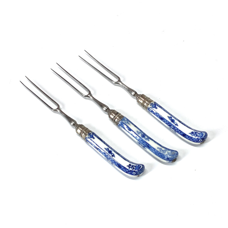 Trois fourchettes à manche en porcelaine de Saint-Cloud - Vers 1710-1730