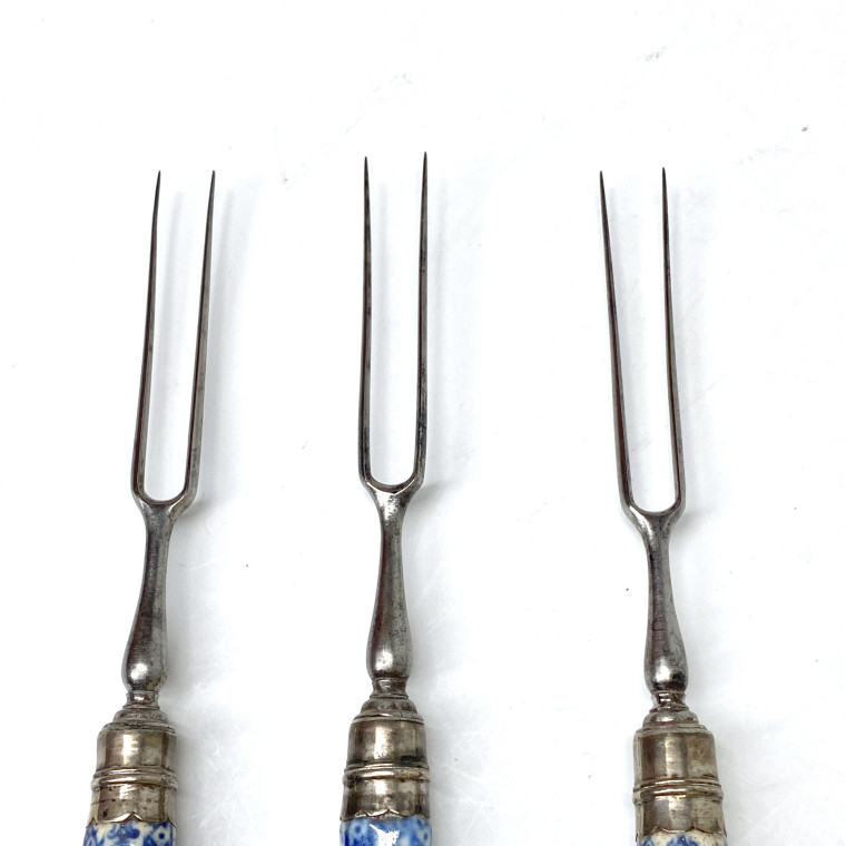 Trois fourchettes à manche en porcelaine de Saint-Cloud - Vers 1710-1730