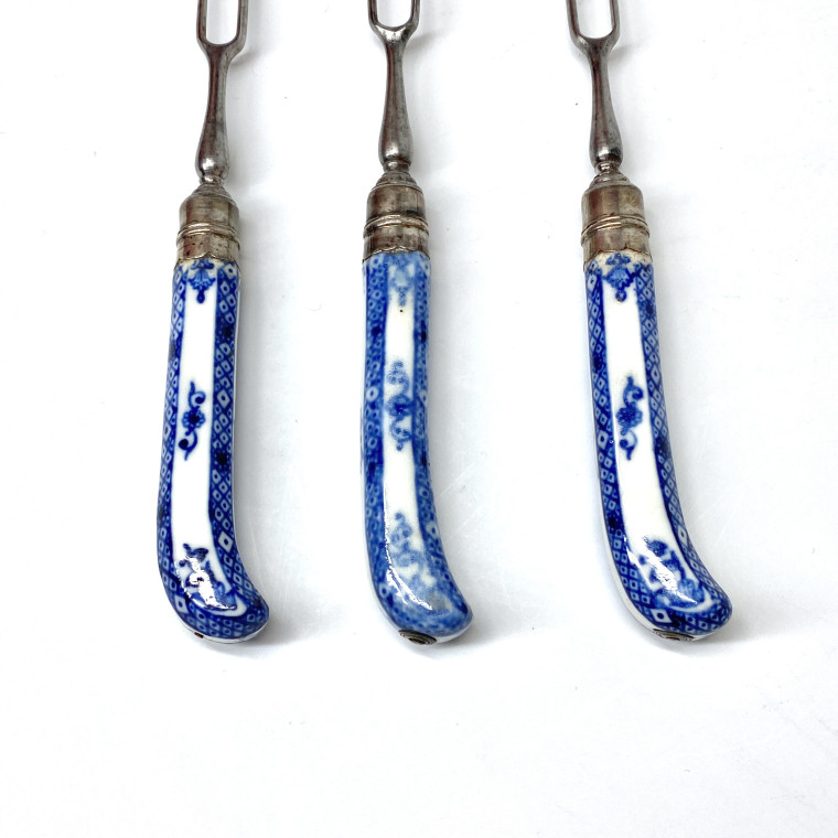 Trois fourchettes avec manche en porcelaine de Saint-Cloud - Vers 1710-1730
