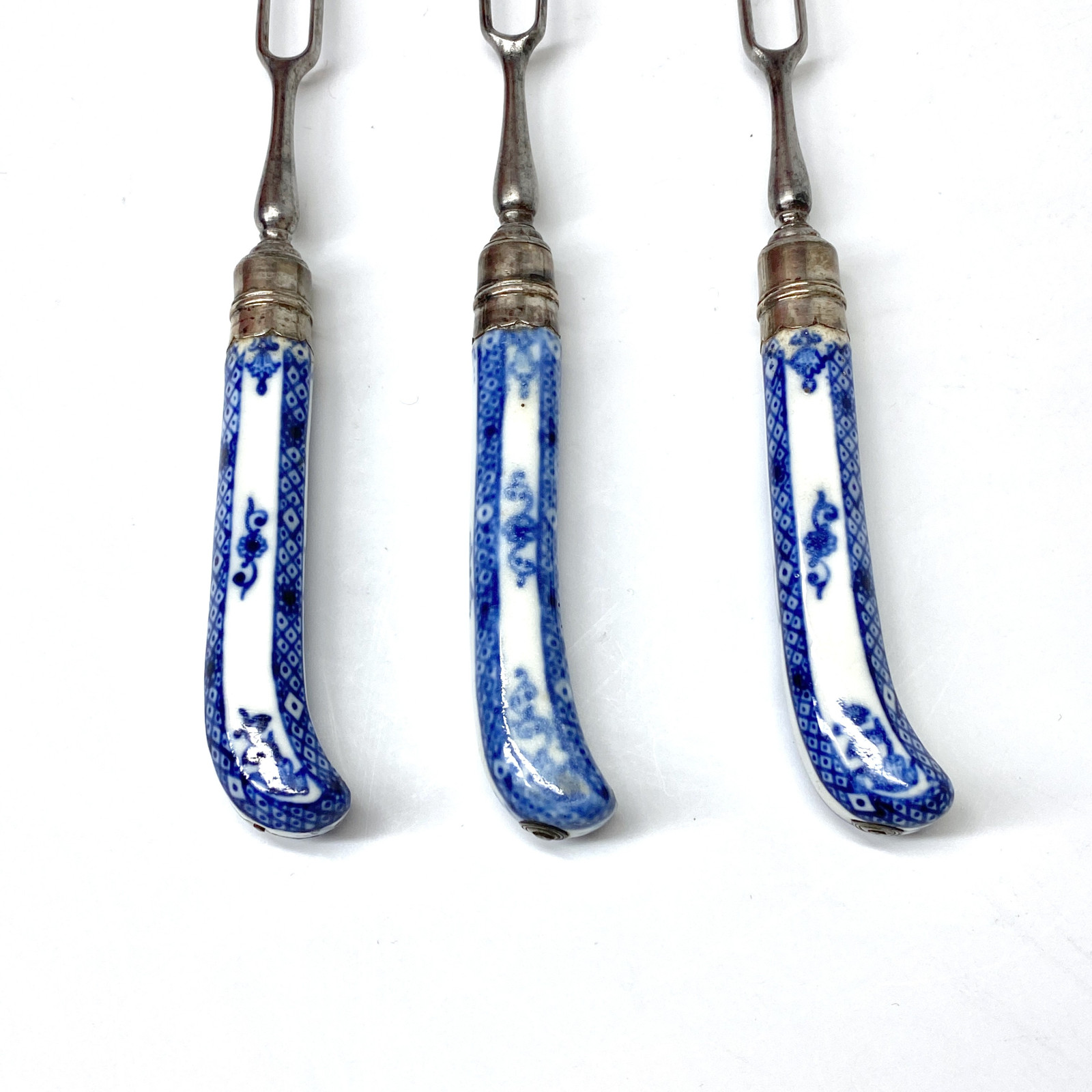 Trois fourchettes à manche en porcelaine de Saint-Cloud - Vers 1710-1730