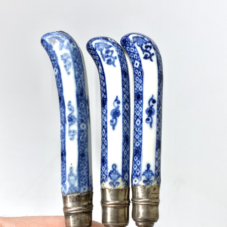 Trois fourchettes à manche en porcelaine de Saint-Cloud - Vers 1710-1730