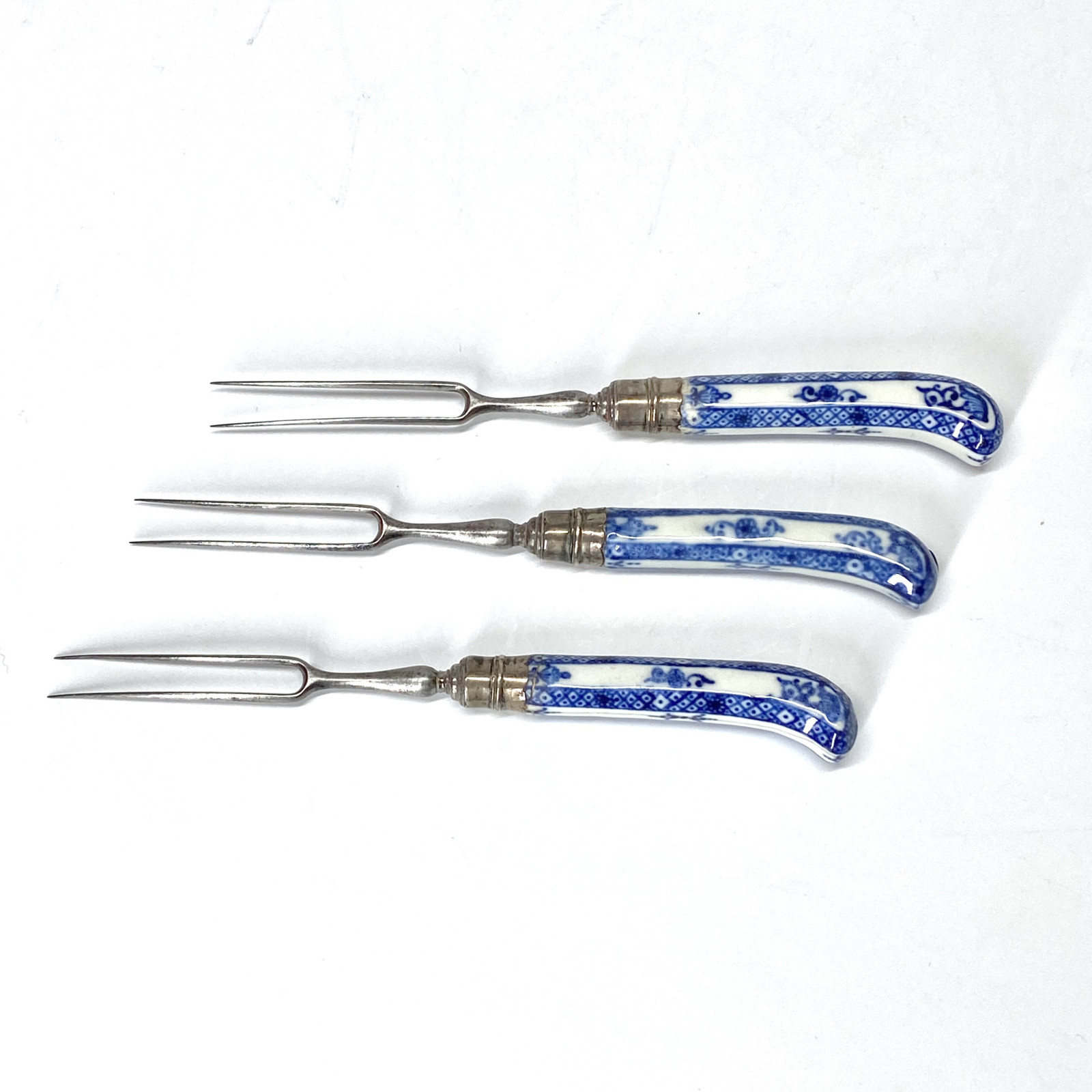 Trois fourchettes avec manche en porcelaine de Saint-Cloud - Vers 1710-1730