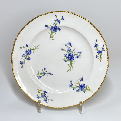 Sèvres - Assiette en porcelaine tendre décorée aux barbeaux - XVIIIe siècle