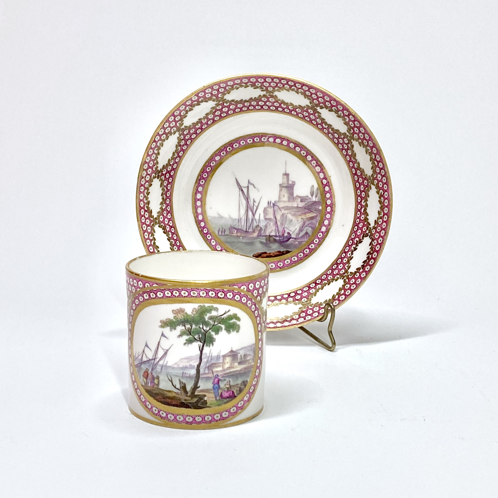 Sèvres – Tasse et sa soucoupe à décor de scènes maritimes - XVIIIe siècle