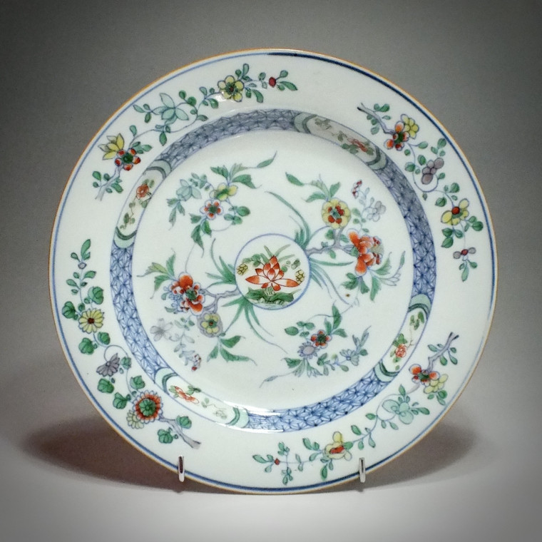 CHINE - Assiette aux émaux "Doucai" - Époque YONGZHENG (1723-1735)