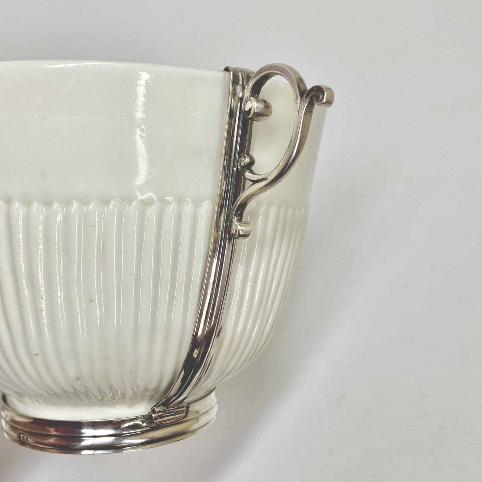 Saint-Cloud - Covered pot mounted in silver - Eighteenth century