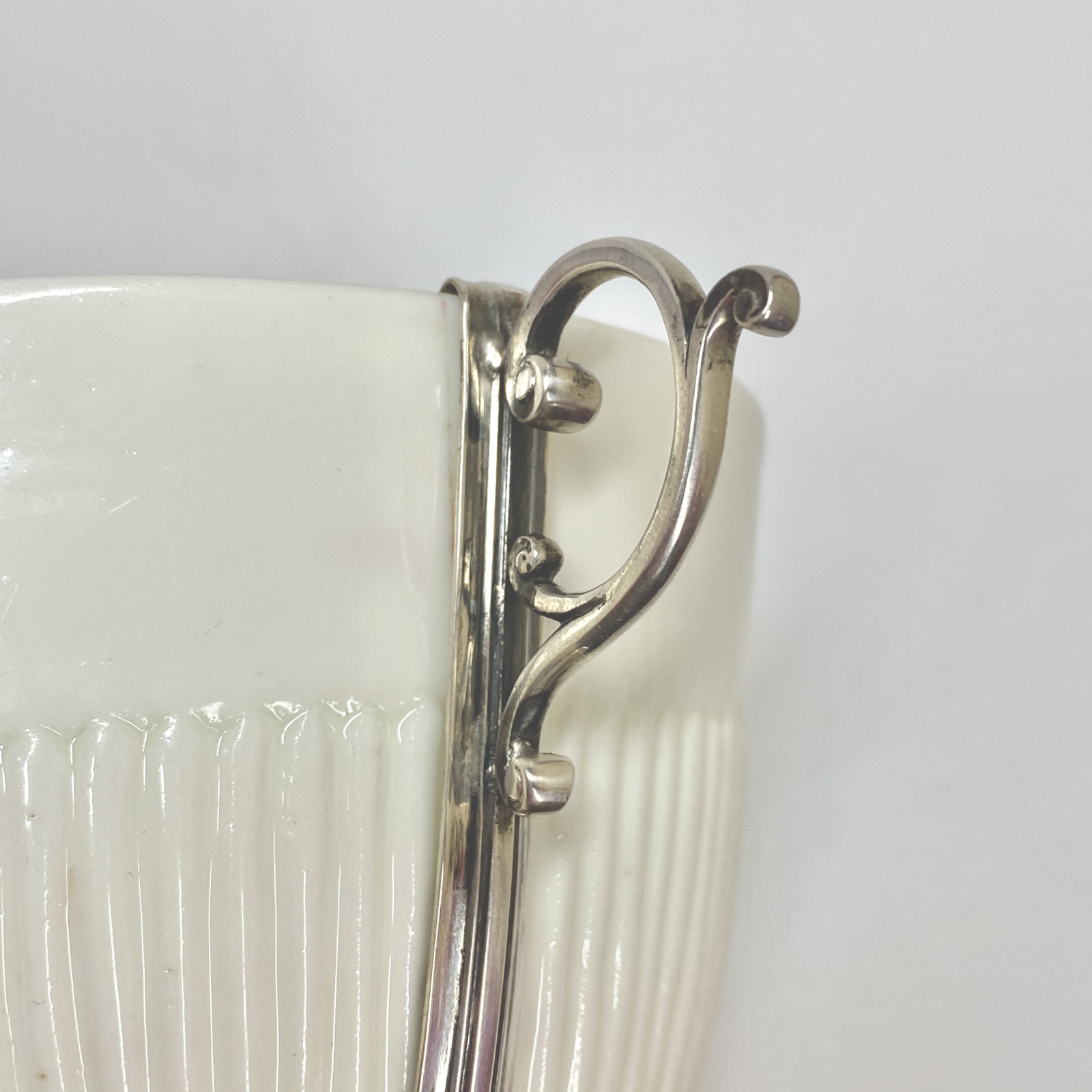 Saint-Cloud - Covered pot mounted in silver - Eighteenth century