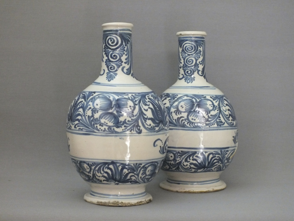 Lyon - Paire de bouteilles de pharmacie - XVIIe - VENDU