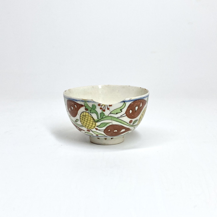 Kütahya - Deux gobelets et une tasse à décor polychrome stylisé -  XVIIIe siècle