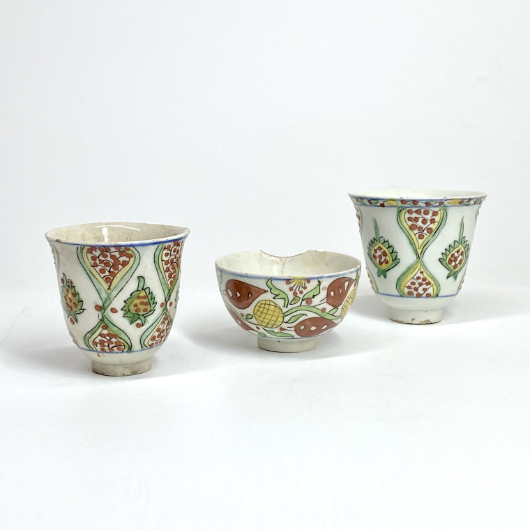 Kütahya - Deux gobelets et une tasse à décor polychrome stylisé -  XVIIIe siècle