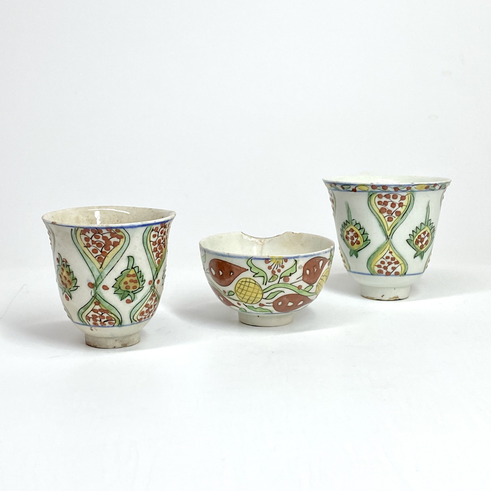 Kütahya - Two goblets and a cup with stylized polychrome decoration - Eighteenth century