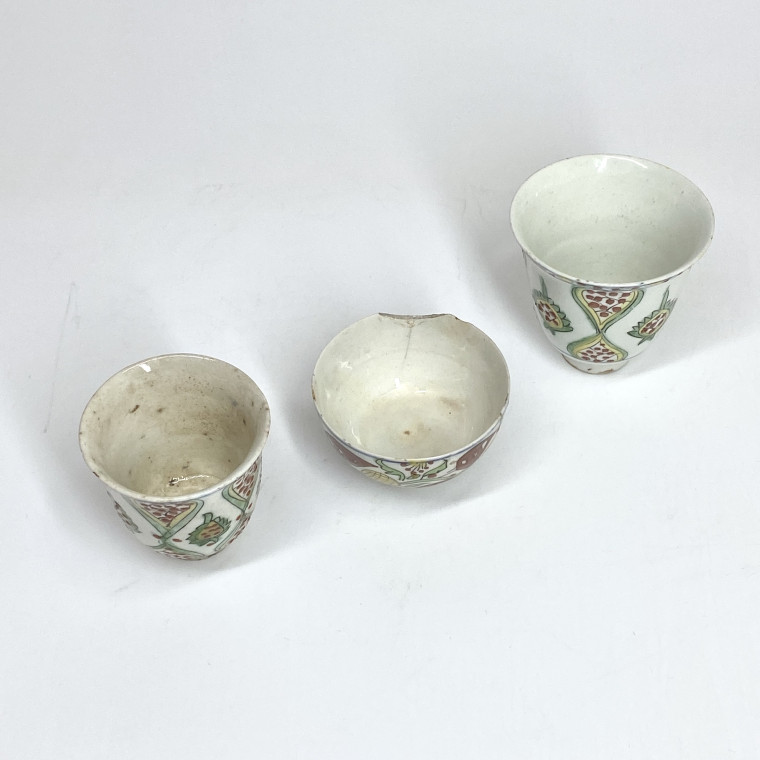 Kütahya - Two goblets and a cup with stylized polychrome decoration - Eighteenth century
