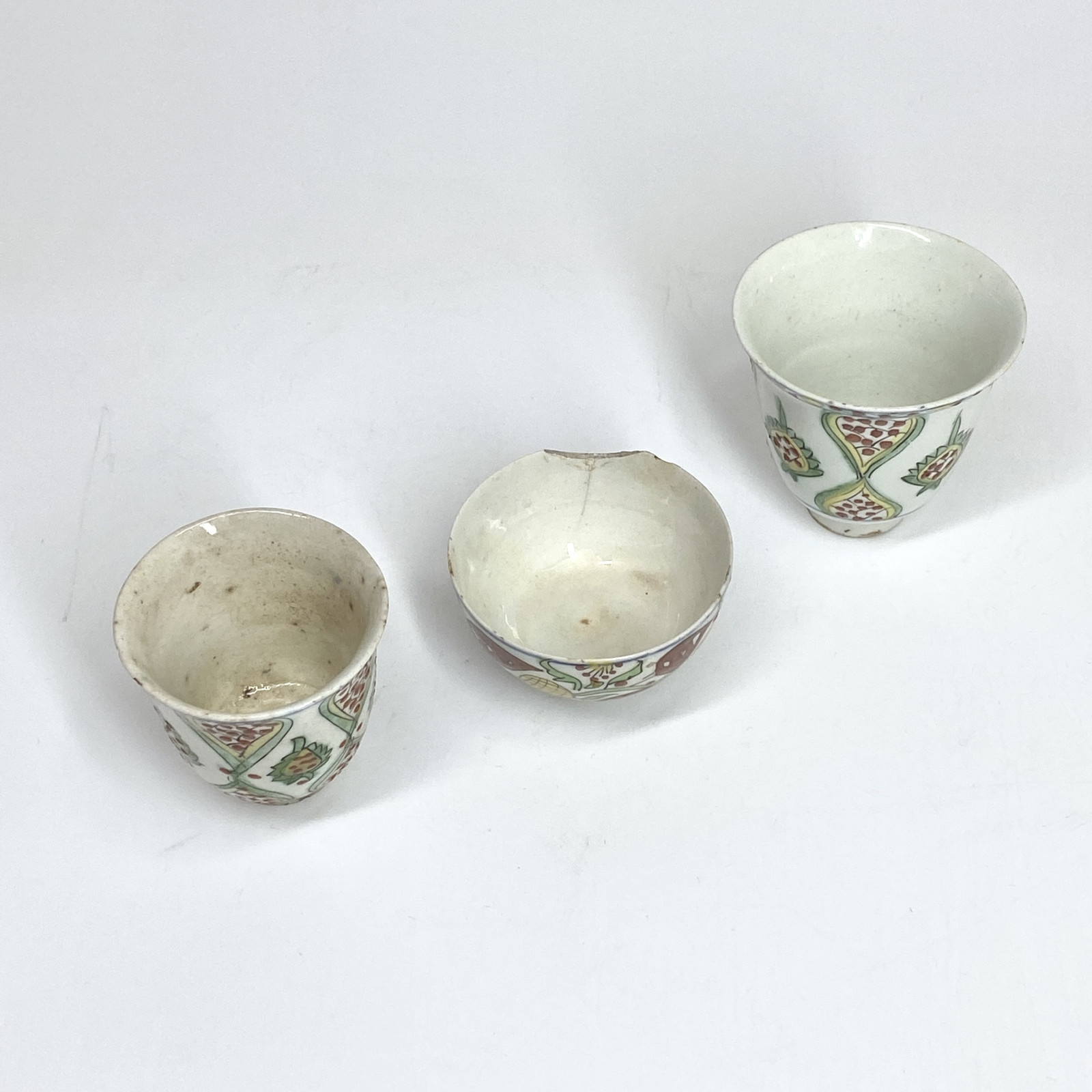 Kütahya - Two goblets and a cup with stylized polychrome decoration - Eighteenth century