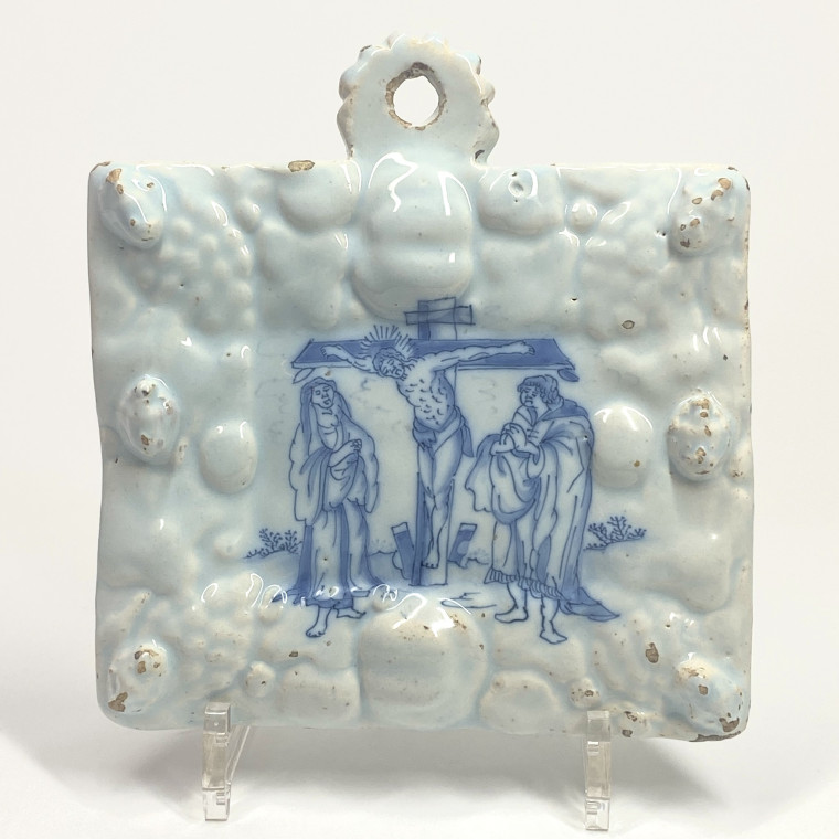 Delft ou pays-bas - Plaque en faïence à décor de la crucifixion - Deuxième moitié du XVIIe siècle
