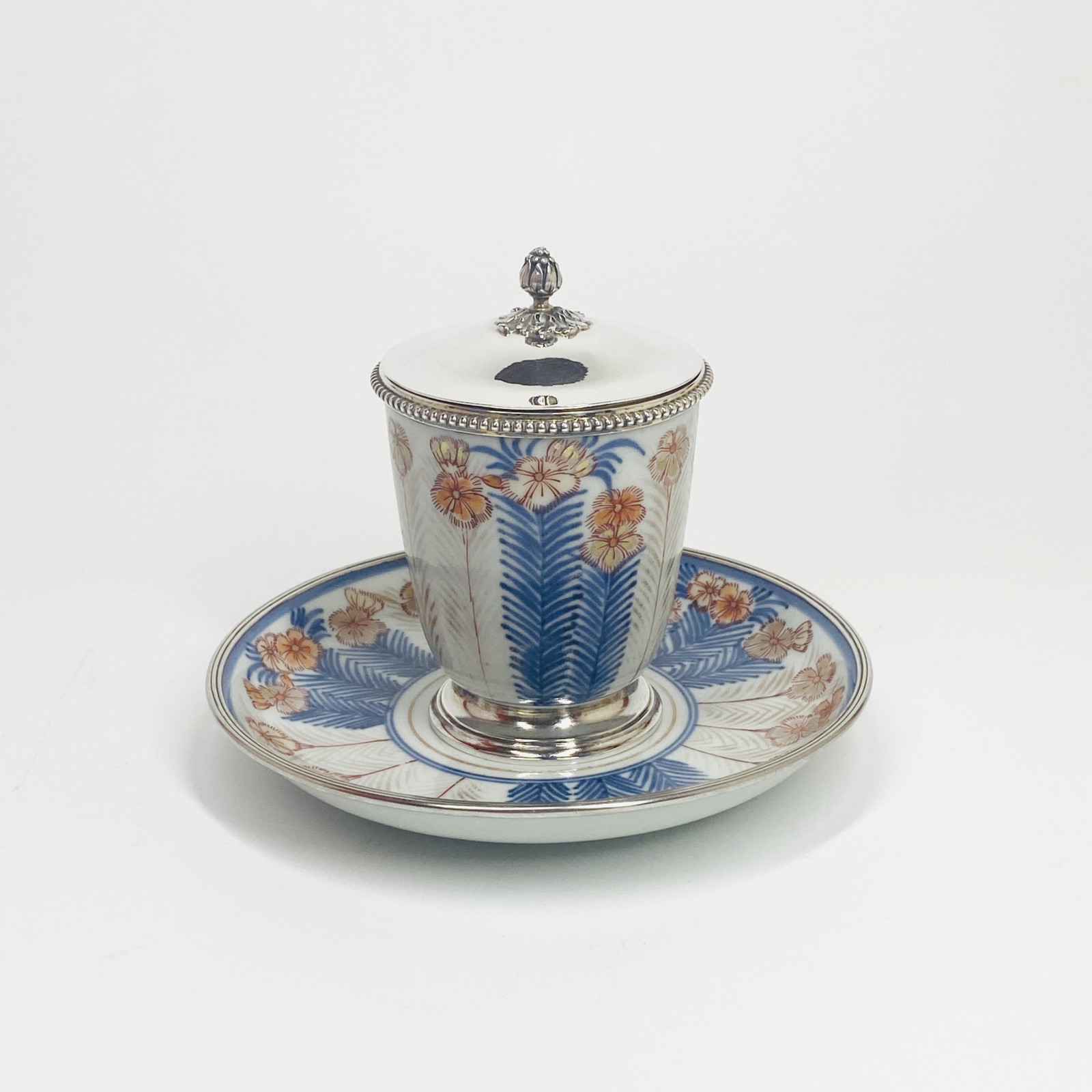 Grand gobelet et sa soucoupe en porcelaine du Japon - XVIIIe siècle monté en argent au XIXe siècle.