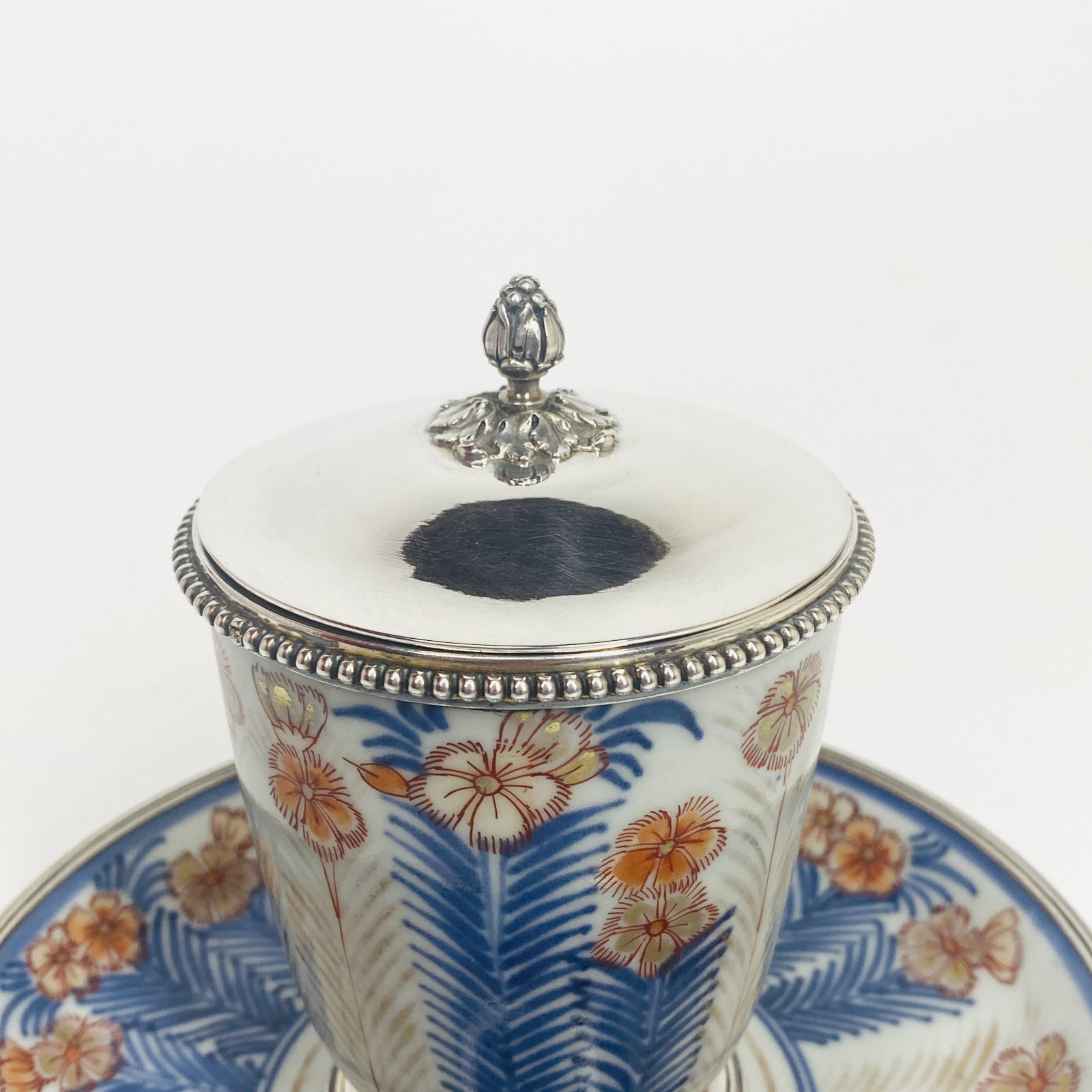 Grand gobelet et sa soucoupe en porcelaine du Japon du XVIIIe siècle monté en argent au XIXe siècle.