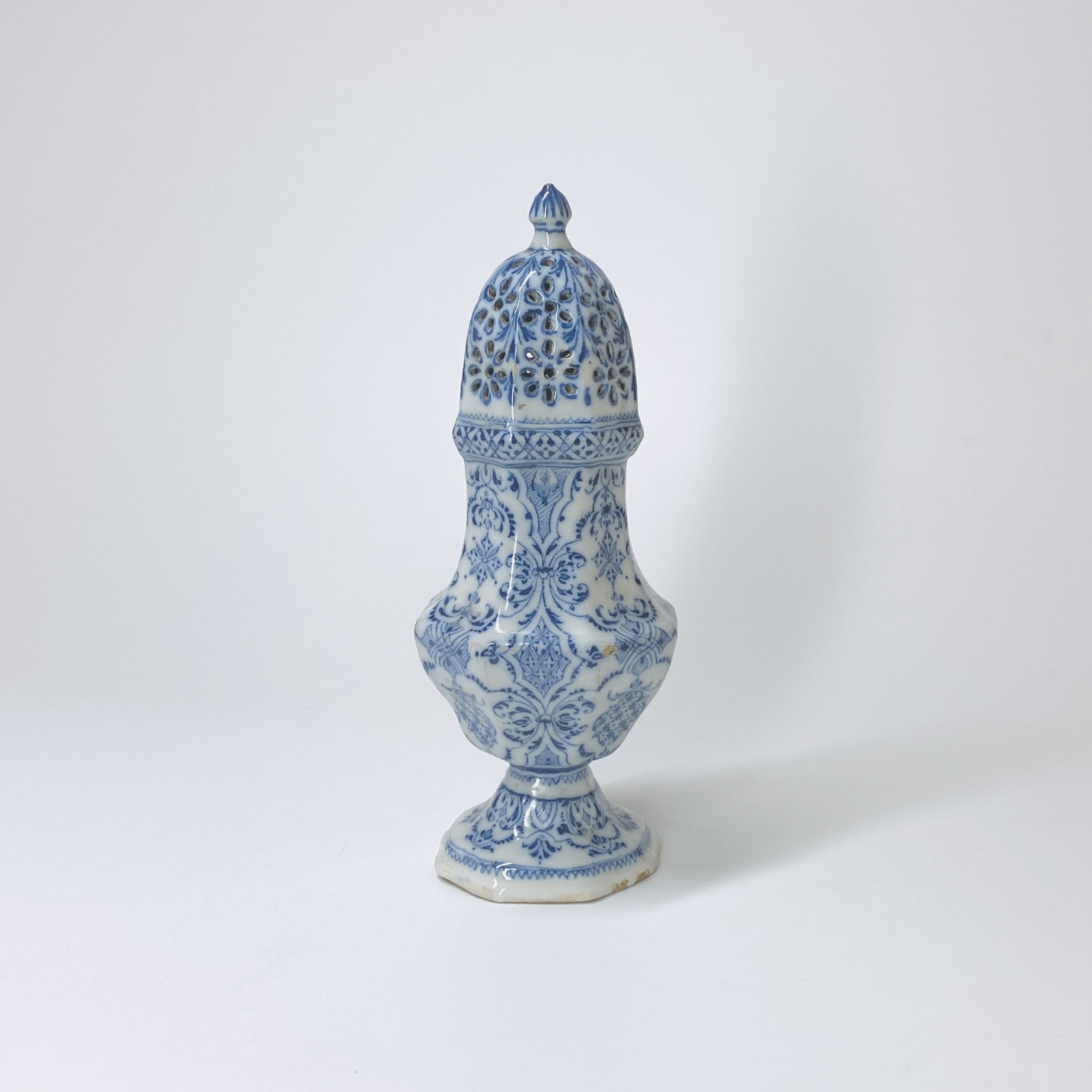 Montpellier - Saupoudreuse en camaïeu bleu - XVIIIe siècle - VENDU